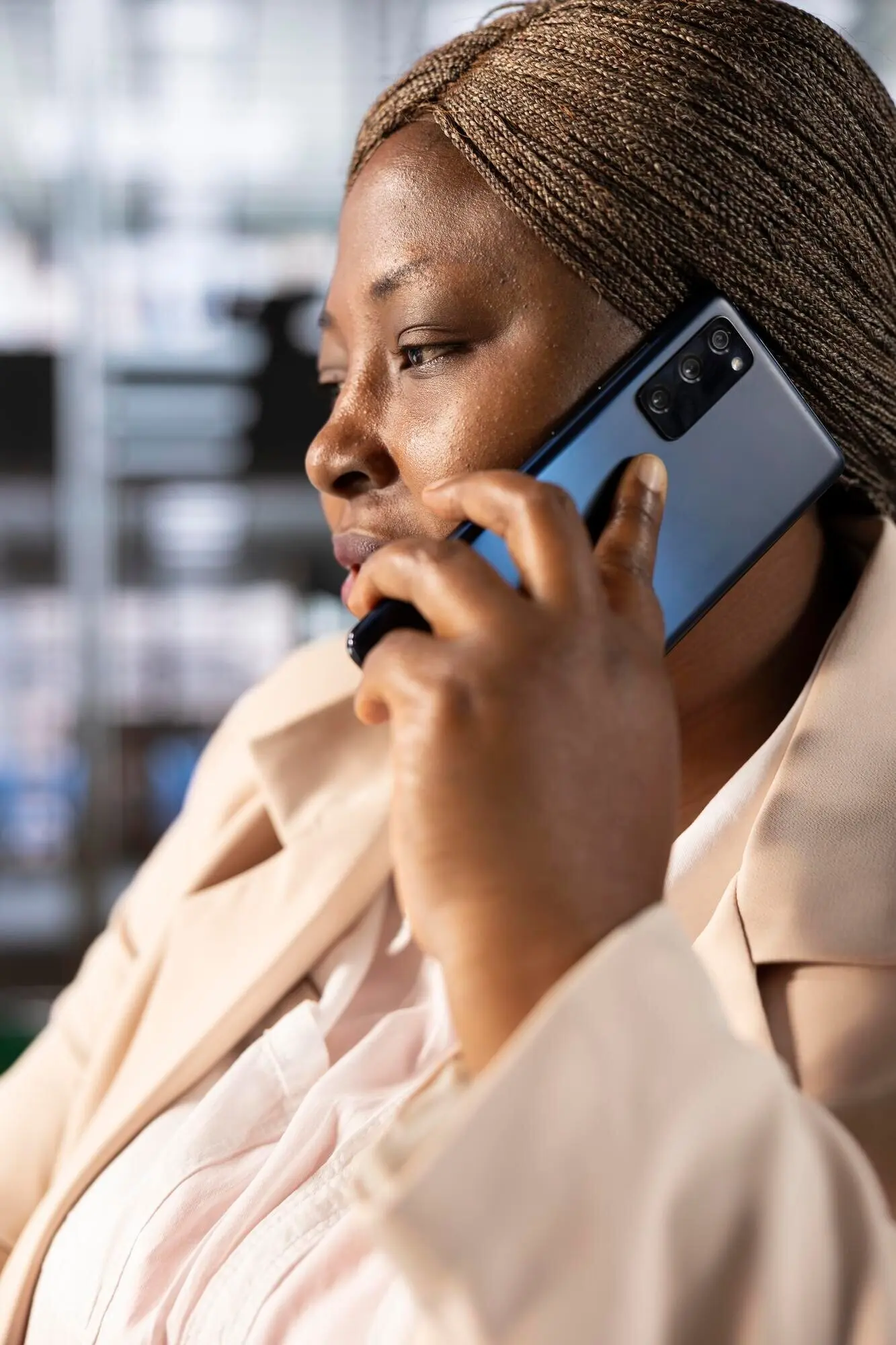 Manager im Telefongespräch mit Aktionären, bei dem Chancen identifiziert werden.