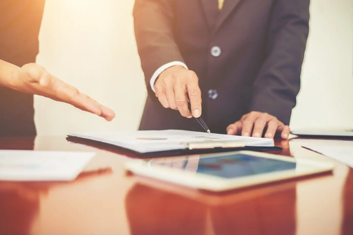 Geschäftsleute, die während eines Meetings die Diagramme und Grafiken besprechen.