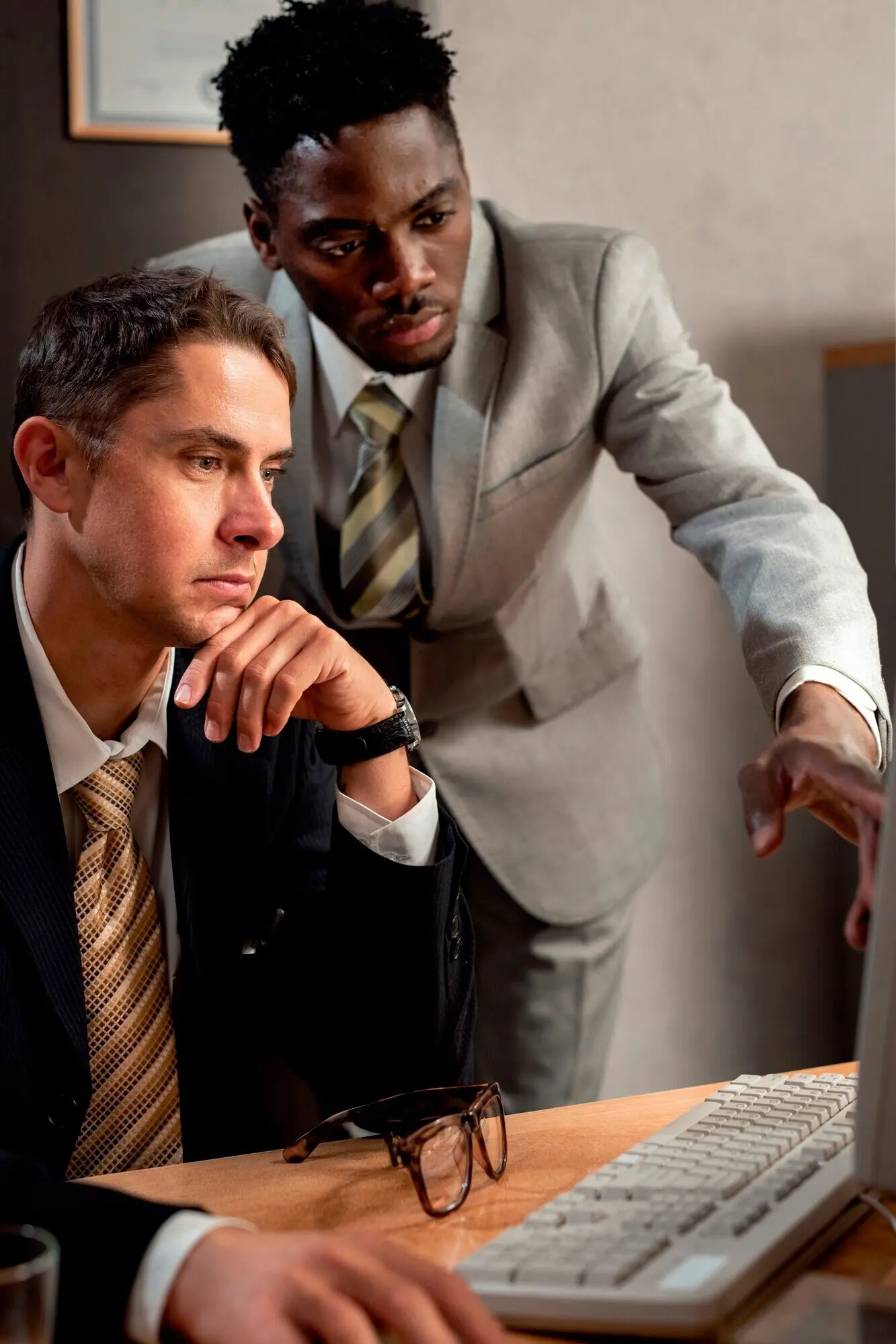 Menschen im Vintage-Stil, die in einem Büro mit Computern arbeiten.